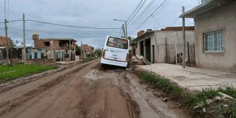 Moreno: un colectivo de la línea 365 quedó atascado en el barro en Cuartel V