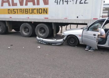 Tres personas heridas tras un choque entre un auto y un camión en la Ruta 8