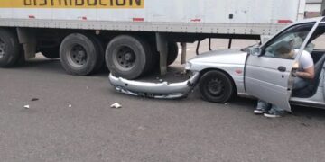 Tres personas heridas tras un choque entre un auto y un camión en la Ruta 8