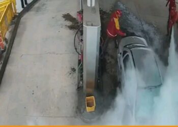 Un joven de 20 años roció un auto con nafta e intentó incendiar una estación de servicio