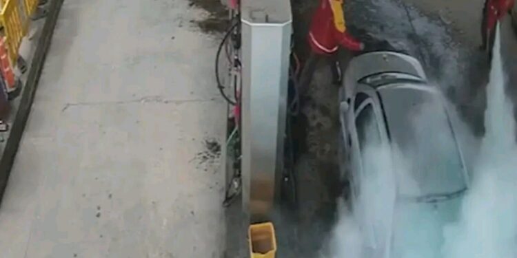 Un joven de 20 años roció un auto con nafta e intentó incendiar una estación de servicio