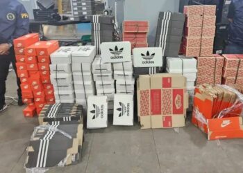 VIRREY DEL PINO: DESCUBRIERON UNA FÁBRICA CLANDESTINA DE ZAPATILLAS Y SECUESTRARON MÁS DE 1.600 PARES