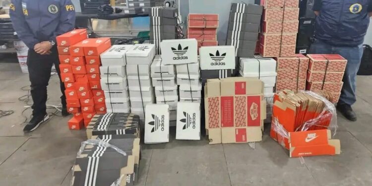 VIRREY DEL PINO: DESCUBRIERON UNA FÁBRICA CLANDESTINA DE ZAPATILLAS Y SECUESTRARON MÁS DE 1.600 PARES