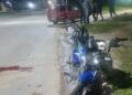 La Plata: un motociclista de 19 años chocó contra un auto y sufrió graves golpes