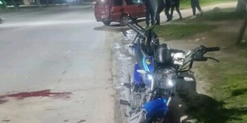 La Plata: un motociclista de 19 años chocó contra un auto y sufrió graves golpes
