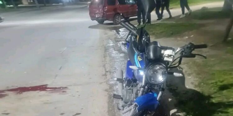 La Plata: un motociclista de 19 años chocó contra un auto y sufrió graves golpes