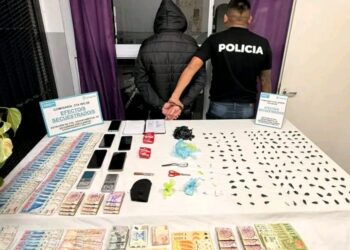 Avellaneda: dos detenidos por presunta venta de cocaína tras un allanamiento encubierto en un complejo de torres