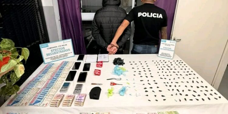 Avellaneda: dos detenidos por presunta venta de cocaína tras un allanamiento encubierto en un complejo de torres