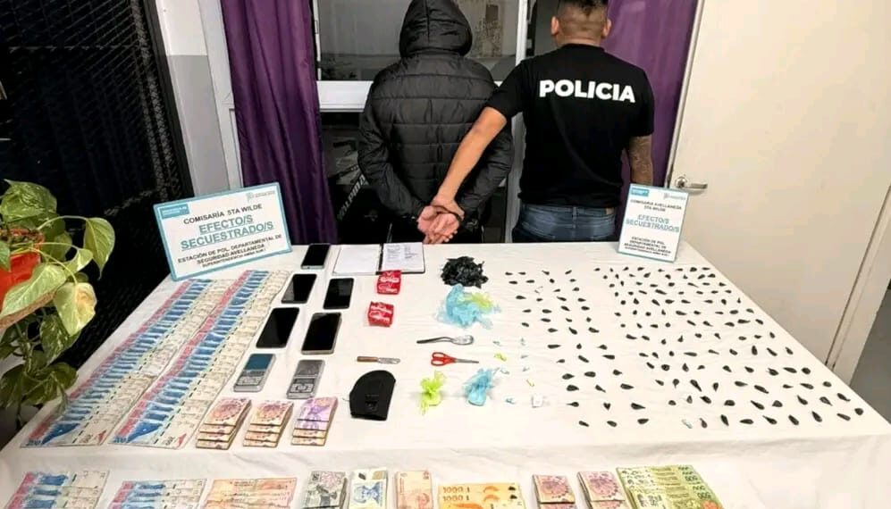Avellaneda: dos detenidos por presunta venta de cocaína tras un allanamiento encubierto en un complejo de torres
