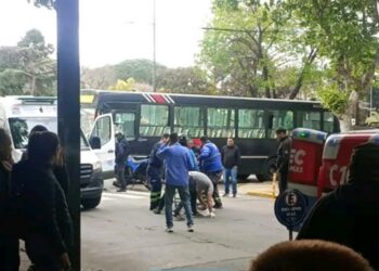 Lomas de Zamora: un colectivo atropelló a dos mujeres en pleno centro y una sufrió heridas graves