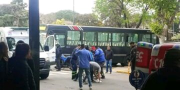 Lomas de Zamora: un colectivo atropelló a dos mujeres en pleno centro y una sufrió heridas graves