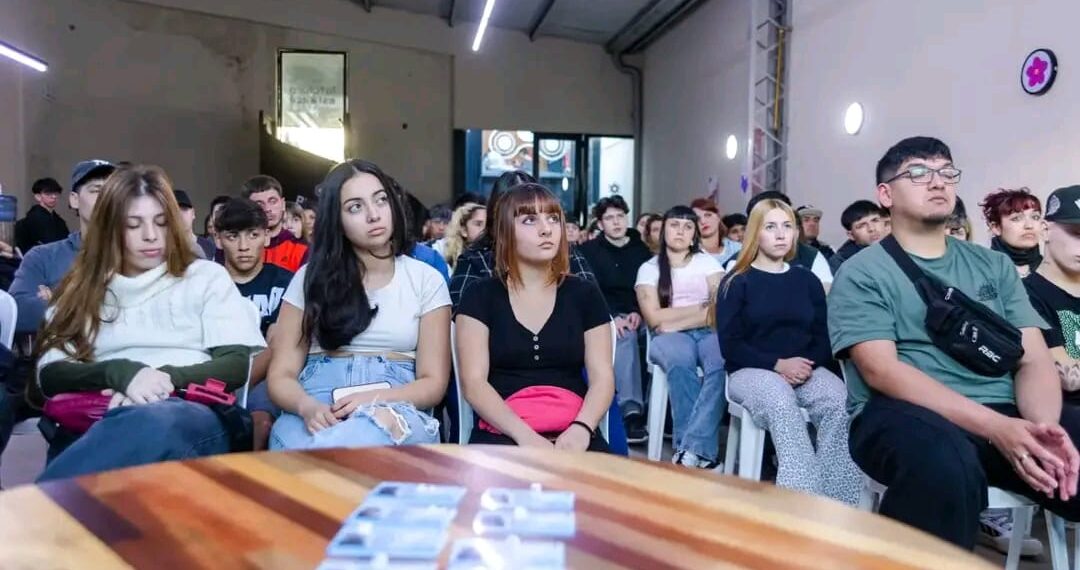 Hurlingham entregó nuevas licencias de conducir a jóvenes de la Escuela Municipal
