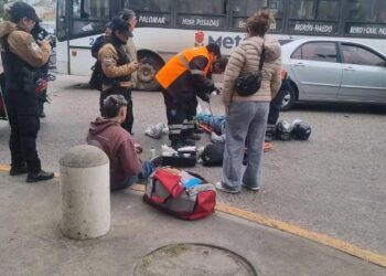 Una mujer resultó herida en un choque entre una camioneta y una moto