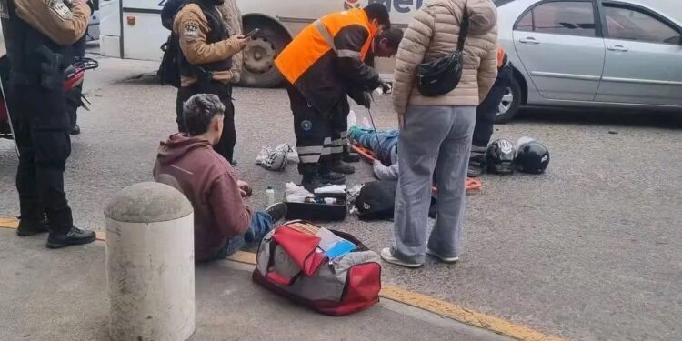 Una mujer resultó herida en un choque entre una camioneta y una moto