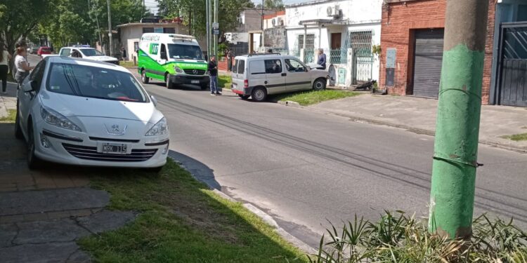 Hurlingham: Accidente en Bustamante y Schubert: una Renault Kangoo chocó contra una vivienda y su conductor resultó herido