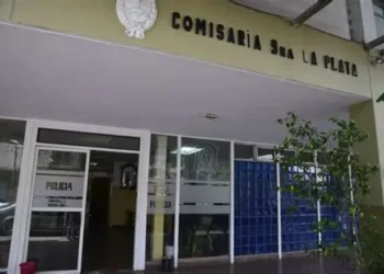 Rescataron a una mujer que estaba cautiva y golpeada en su casa de La Plata: detuvieron a su marido