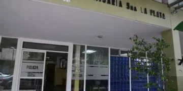 Rescataron a una mujer que estaba cautiva y golpeada en su casa de La Plata: detuvieron a su marido