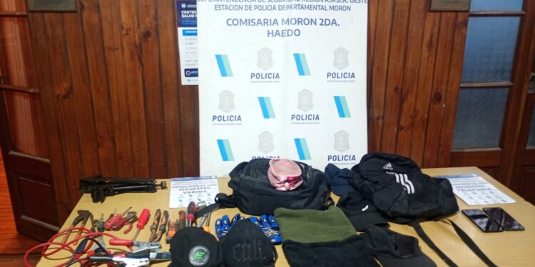 Intentaron entrar a una vivienda en Morón y cuatro personas fueron detenidas